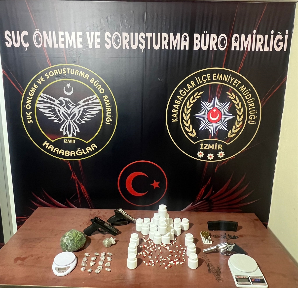 İzmir'de uyuşturucu ve silah ticareti operasyonunda 2 şüpheli yakalandı