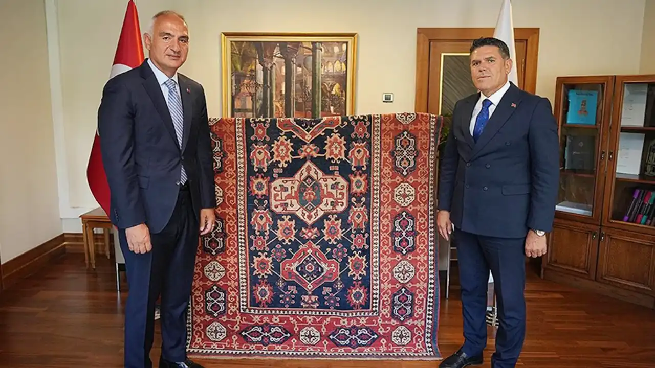 500 Yıllık Uşak Halısı Kendi Evinde