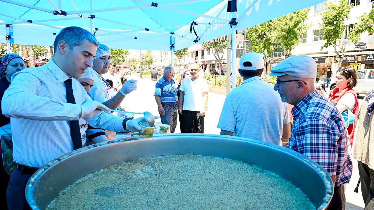 Vali Aktaş Uşaklı Vatandaşlara Aşure Dağıttı