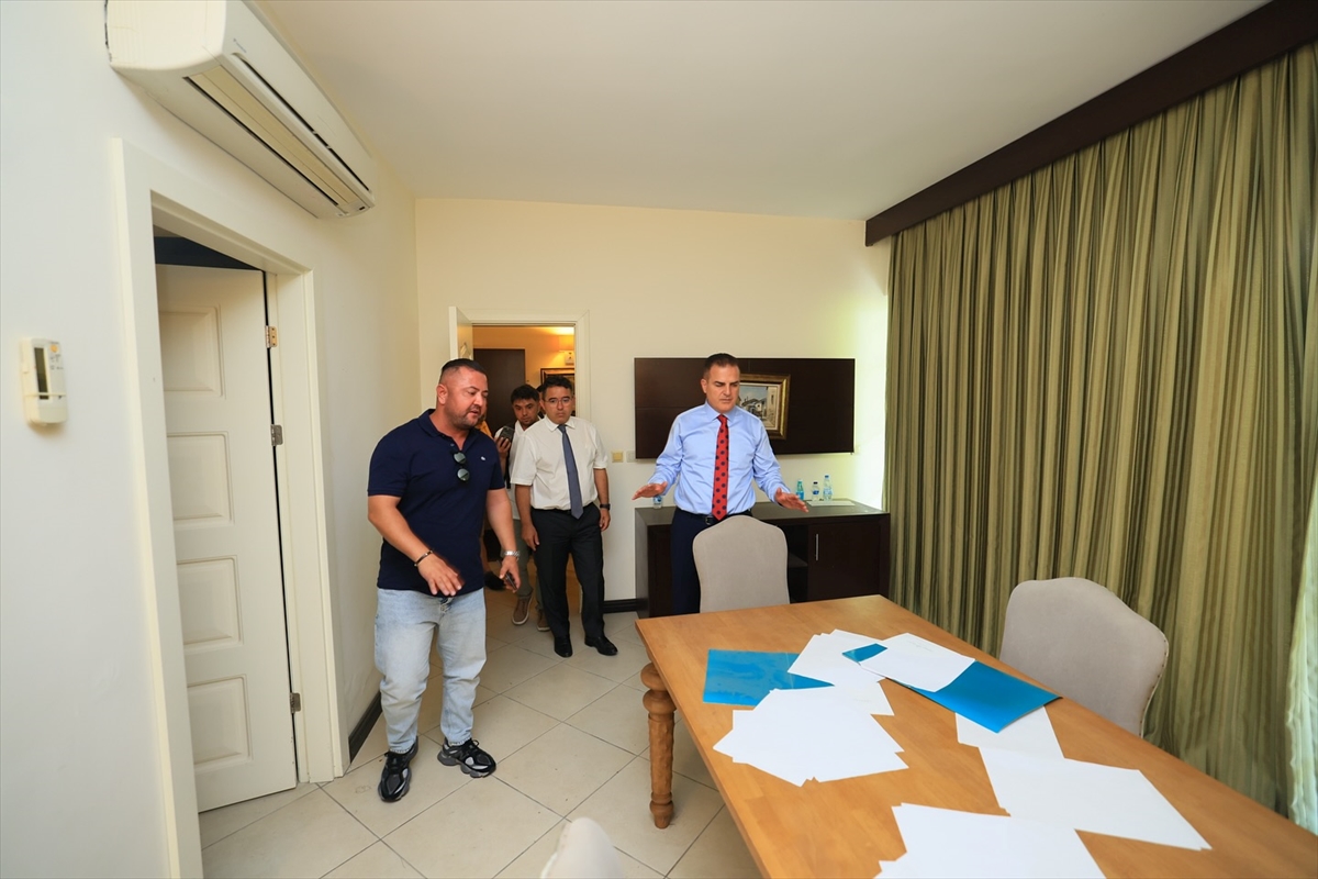 Muğla Valisi Akbıyık 15 Temmuz gecesinde Marmaris'teki saldırının izlerini inceledi