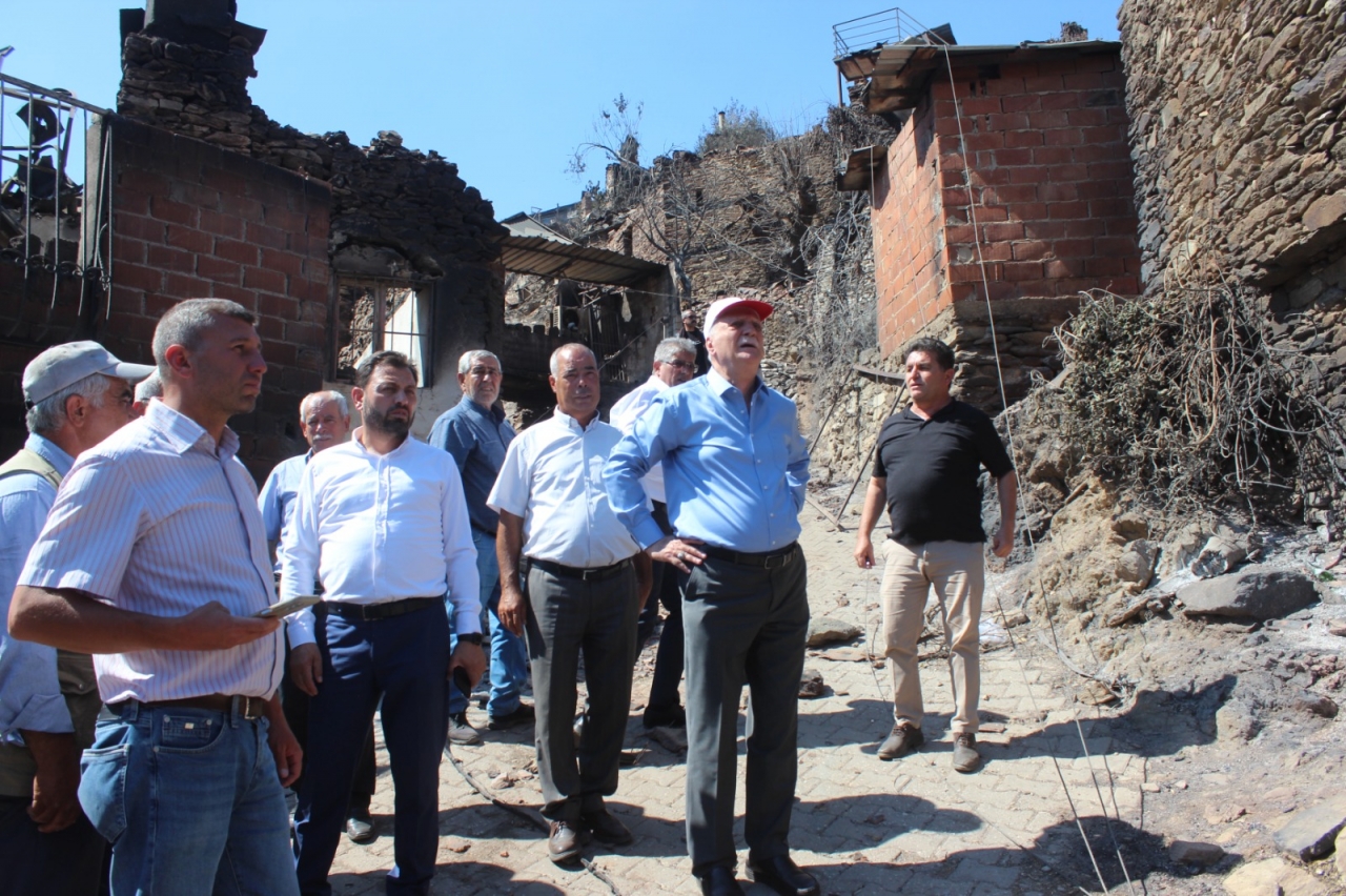 TZOB Başkanı Bayraktar, İzmir'de yangın bölgesinde incelemelerde bulundu