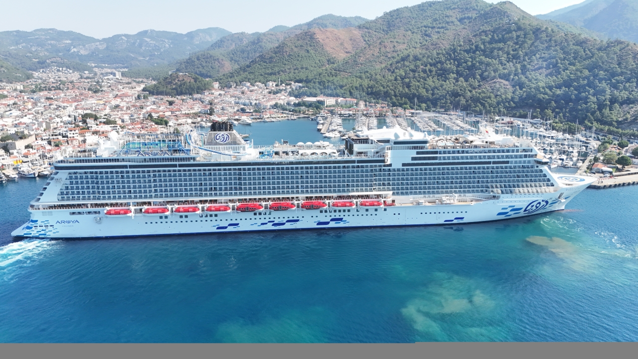 "Aroya" kruvaziyeri 1750 yolcusuyla Marmaris'e geldi