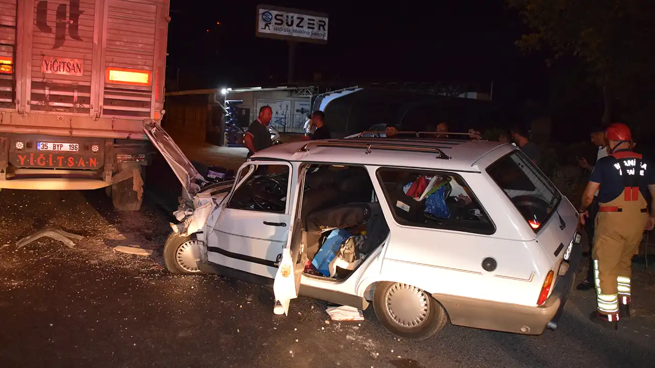 Otomobil Tıra Arkadan Çarptı; 2 Yaralı
