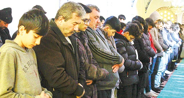 UŞAK, AYDIN VE MANİSA'DA DEPREMDE HAYATINI KAYBEDENLER İÇİN GIYABİ CENAZE NAMAZI KILINDI