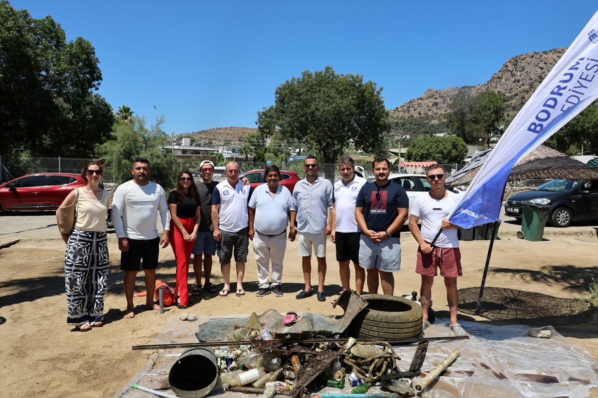 Bodrum'da gönüllü dalgıçlar deniz dibi temizliği yaptı