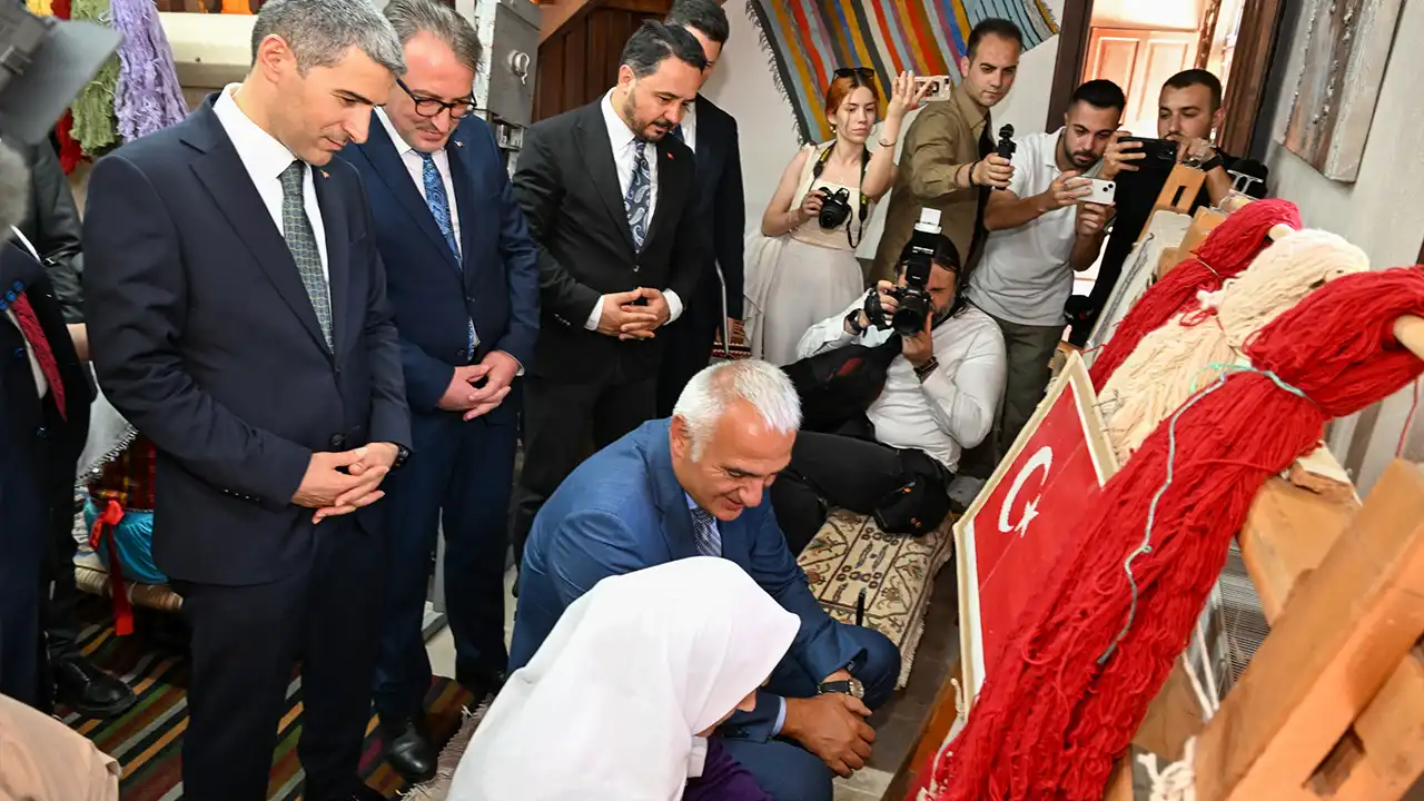 Vali Aktaş; "Bakan Ersoy'dan 500 Yıllık Uşak Halısını İstedik"