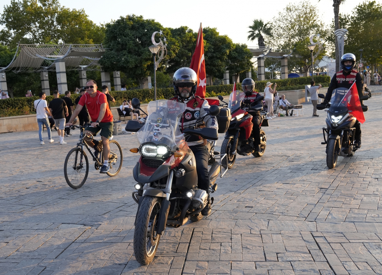 İzmir'de motosiklet ve bisikletliler 15 Temmuz için etkinlik düzenlendi