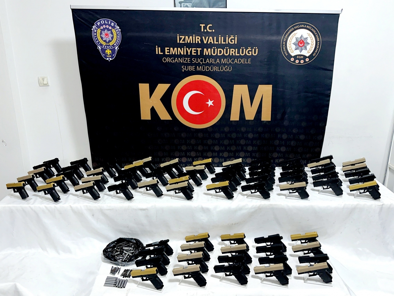 İzmir'de silah kaçakçılığı operasyonunda 9 şüpheli tutuklandı