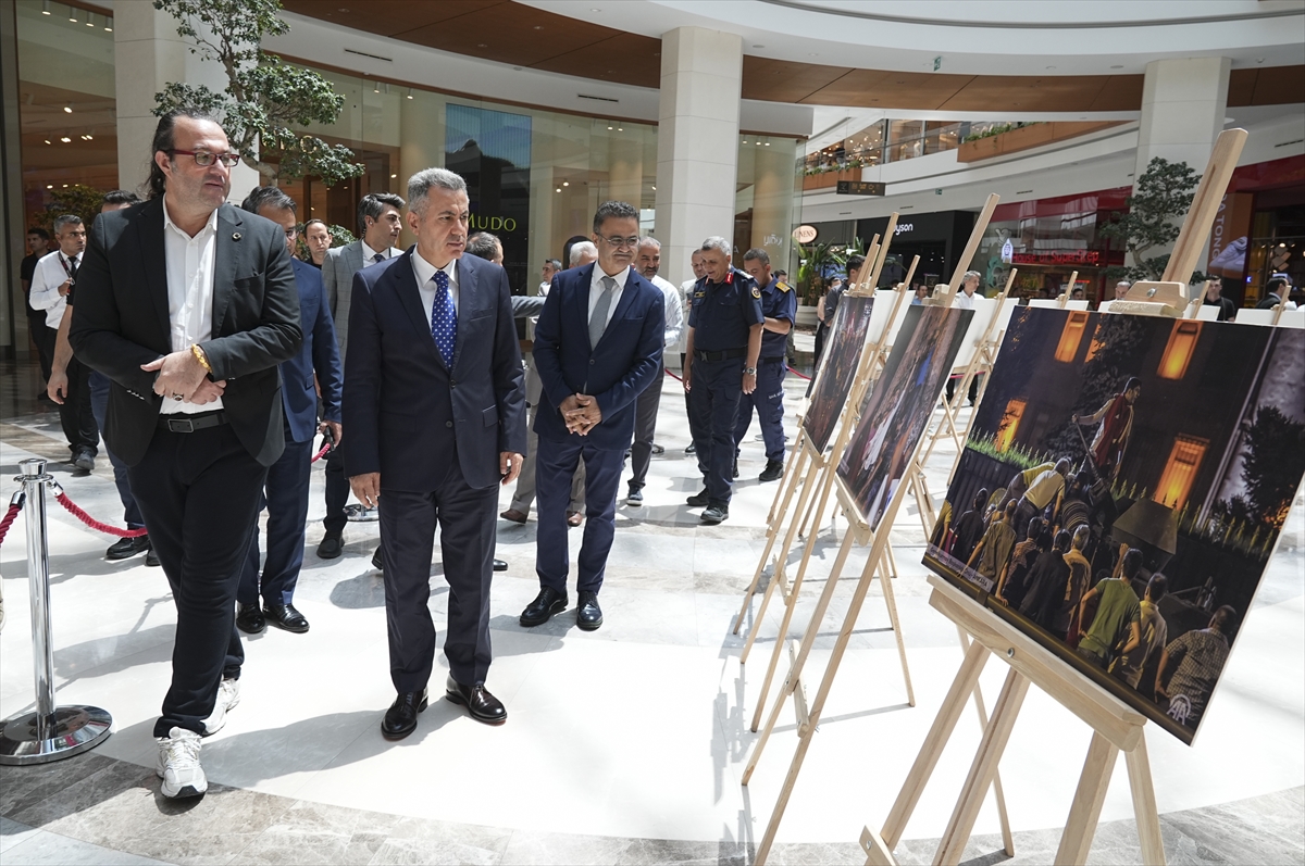 İzmir'de AA fotoğraflarından oluşan "15 Temmuz" konulu sergi açıldı