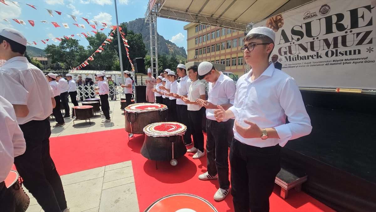 40 hatimle, 40 kazanda pişirilen aşure dağıtıldı