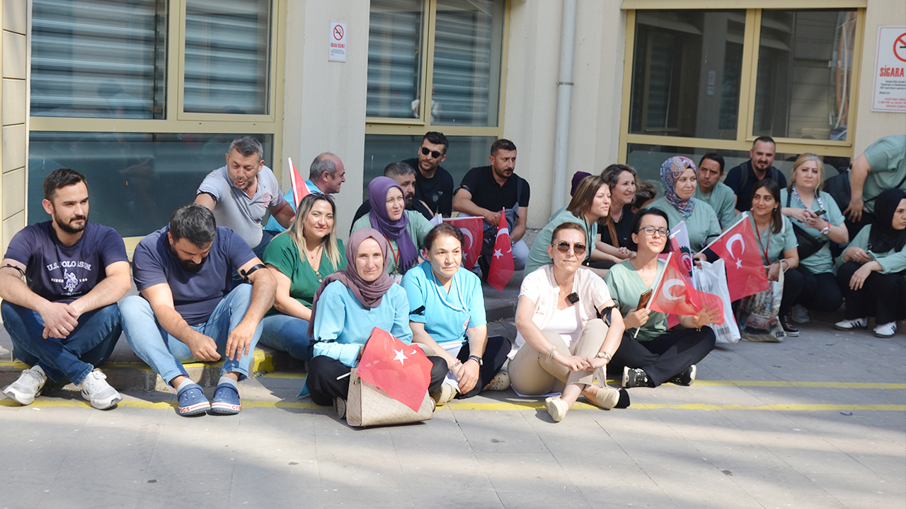Uşak'ta Sağlık Çalışanları Oturma Eylemi Düzenledi