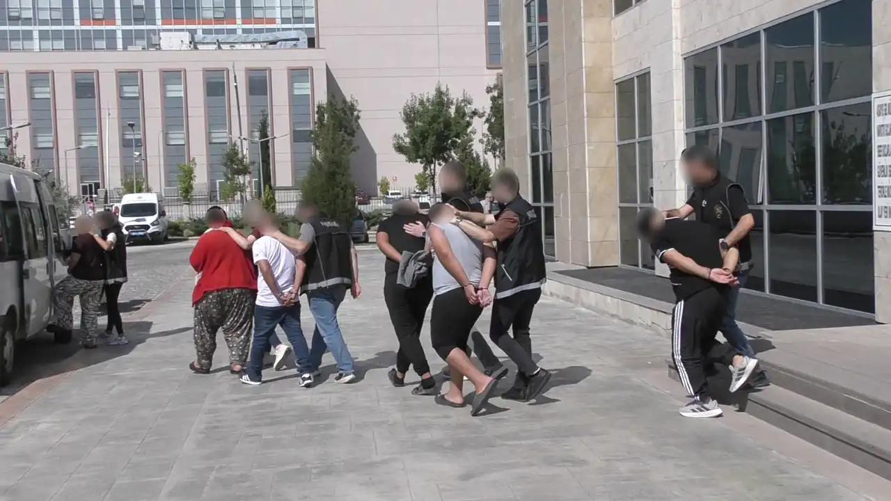 Uşak Polisi Zehir Tacirlerine Göz Açtırmıyor: 5 Tutuklama!