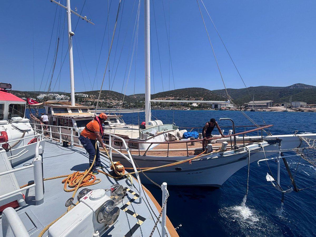 Bodrum açıklarında su alan teknedeki 6 kişi kurtarıldı