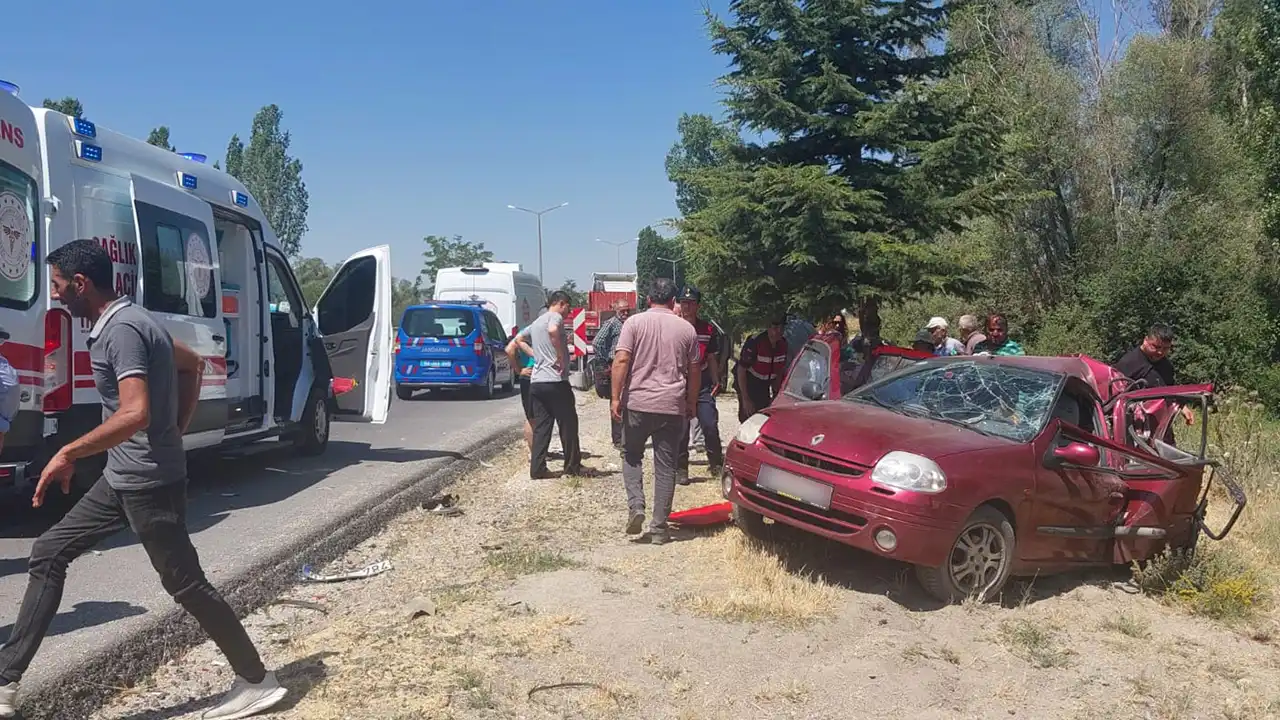 Tır, Otomobile Çarptı: 1 Ölü, 5 Yaralı!