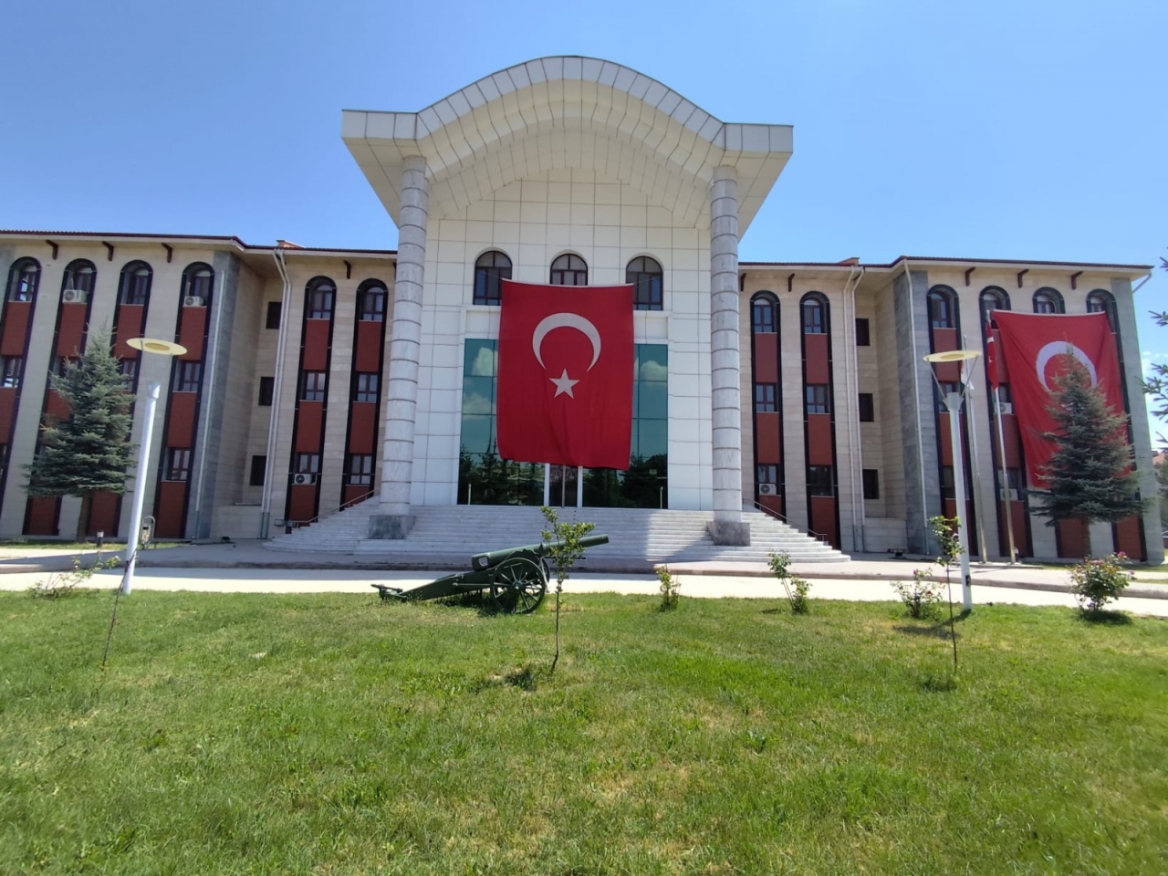 Afyonkarahisar'da kamu binalarına "Terörsüz Türkiye"ye destek için Türk bayrakları asıldı