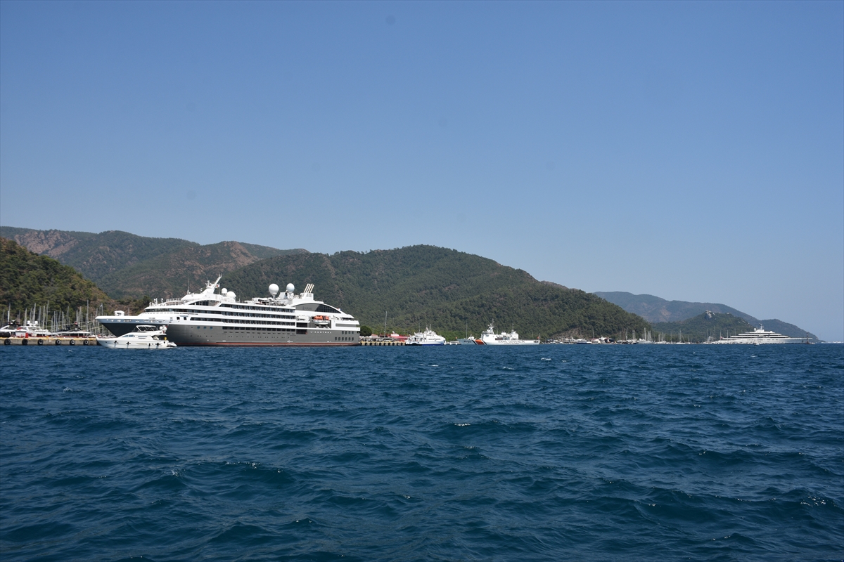 "L Austral" kruvaziyeriyle 200 üst düzey yönetici Marmaris'e geldi