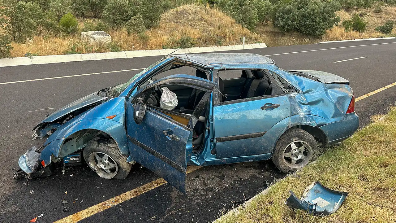 Uşak'ta Refüje Çarpan Araç Takla Attı: 5 Yaralı
