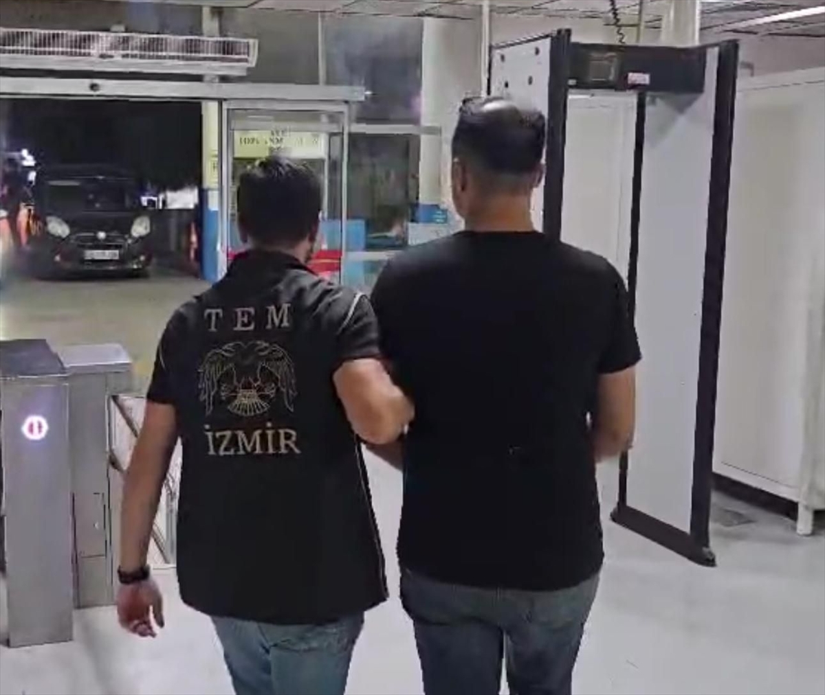 İzmir merkezli FETÖ operasyonunda 371 şüpheli hakkında gözaltı kararı