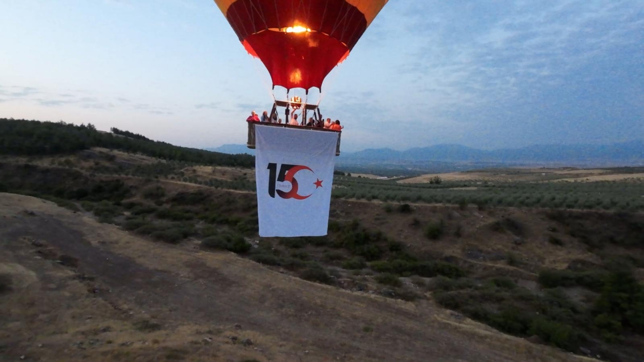 Pamukkale'de sıcak hava balonları Türk bayraklarıyla gökyüzünde süzüldü