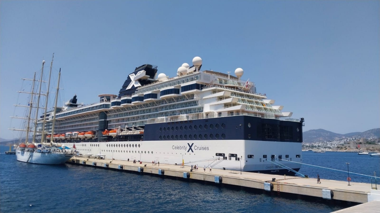 Bodrum'a iki kruvaziyerle 2 bin 277 yolcu geldi