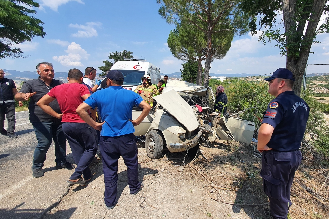 Otomobil Ağaca Çarptı: 1 Ölü, 4 Yaralı