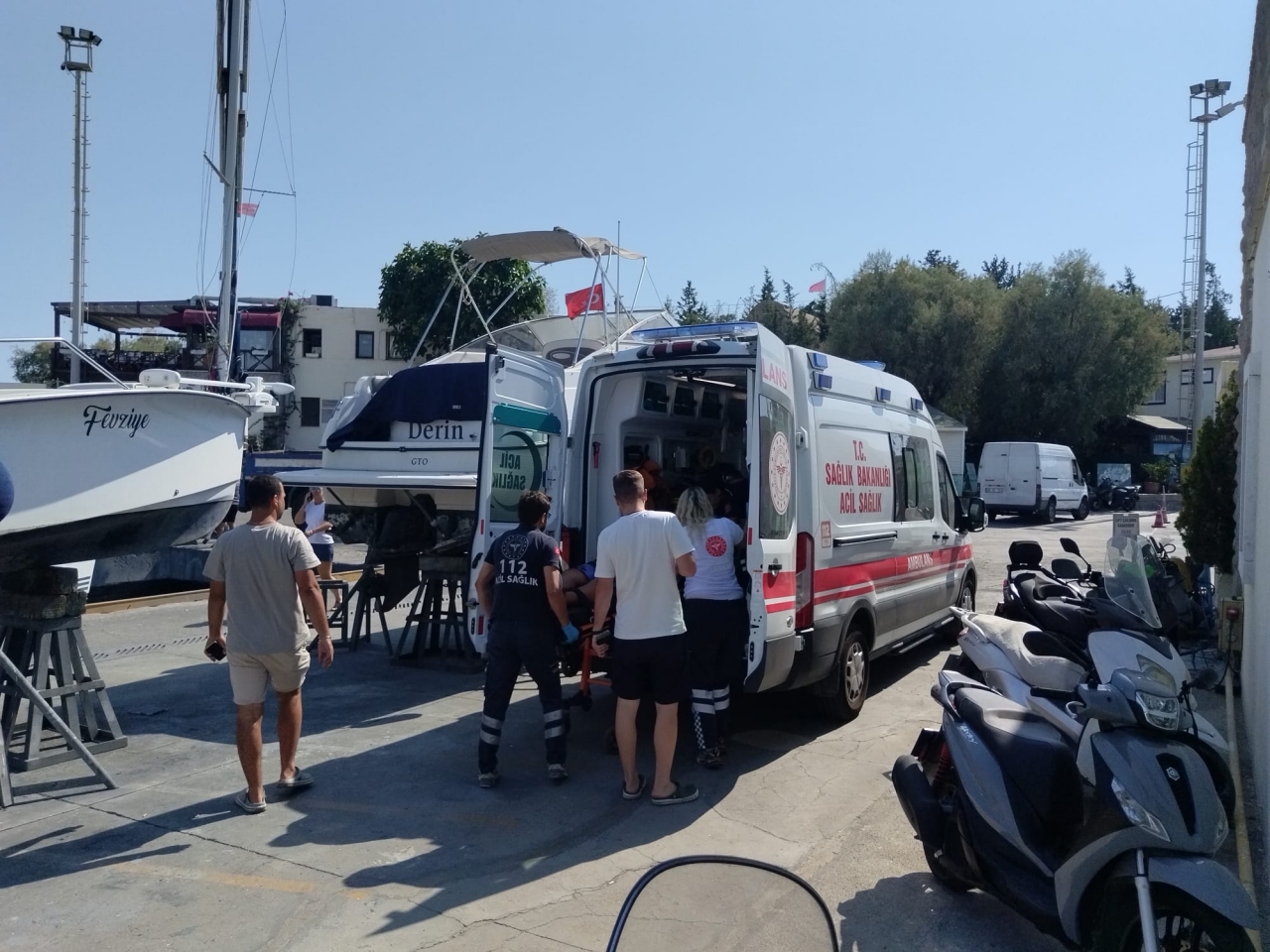 Bodrum'da gezi teknesinde düşerek yaralanan personel deniz ambulansıyla tahliye edildi