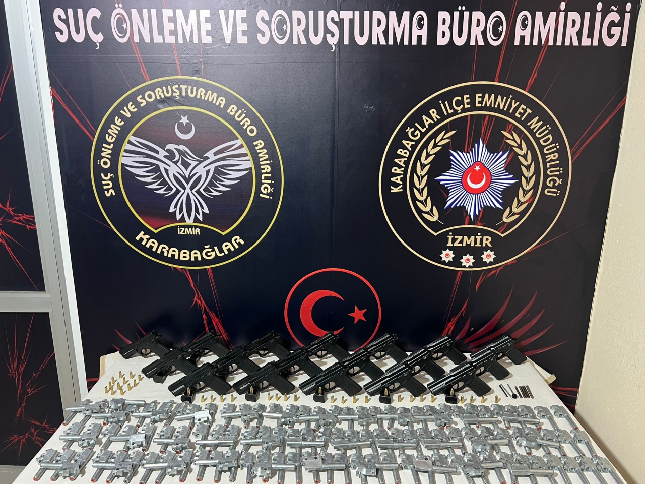 İzmir'de silah kaçakçılığı operasyonunda baba ve 2 oğlu yakalandı