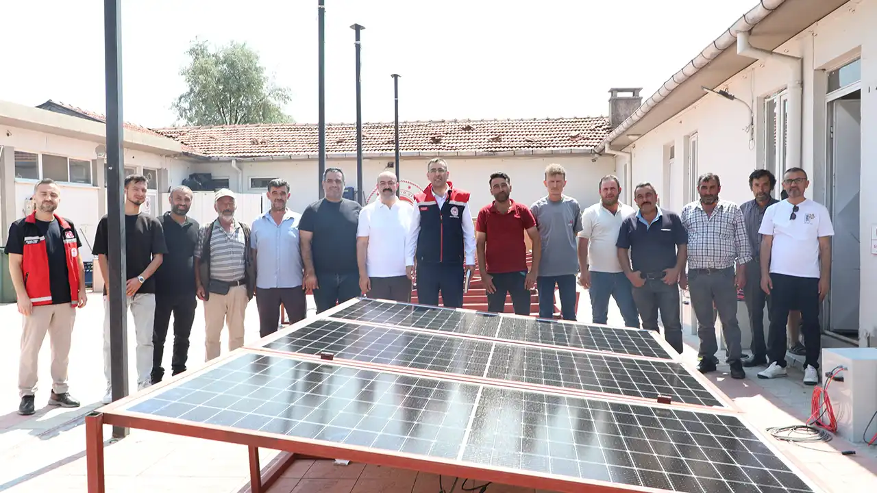 Uşak'ta 86 Yetiştiriciye Güneş Paneli ve Çadır Desteği