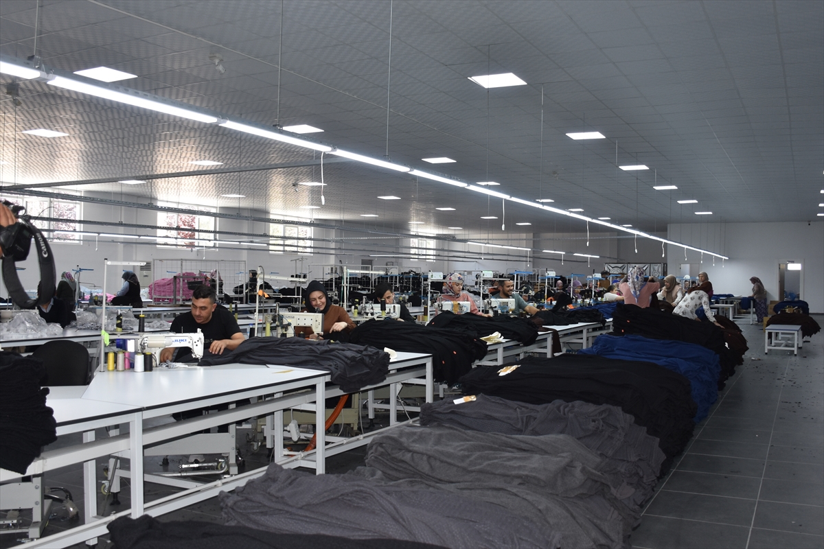Afyonkarahisar'da beldede açılan tekstil fabrikası kadınlara ekmek kapısı oldu