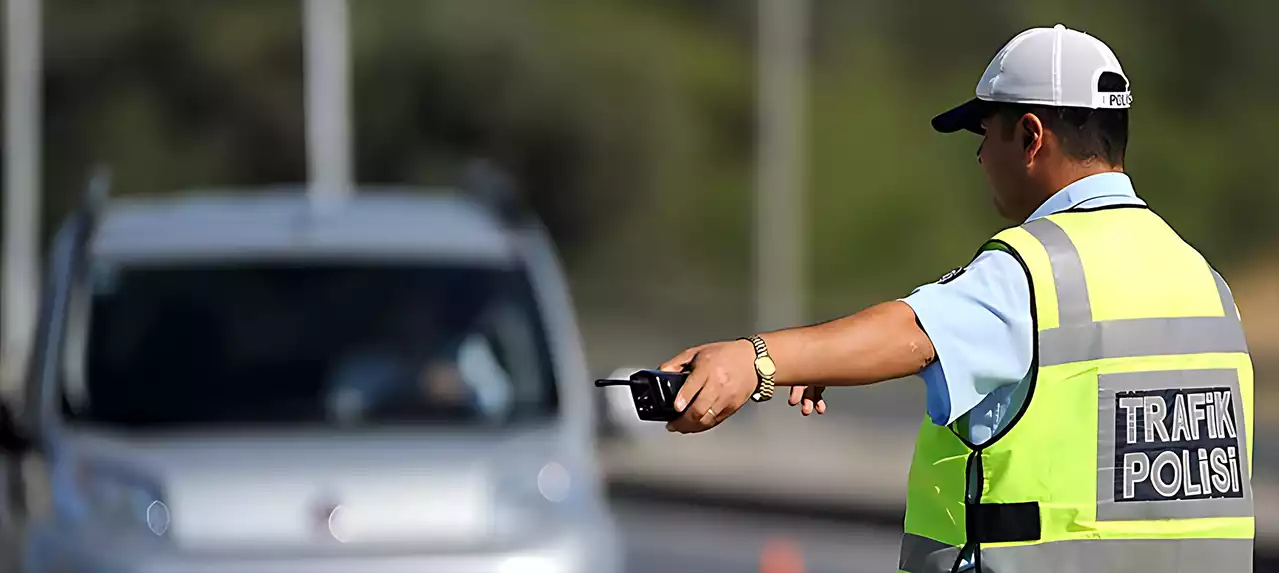 Denizli'de motosikletinin plakasını kapatarak ışık ihlali yapan sürücüye ceza