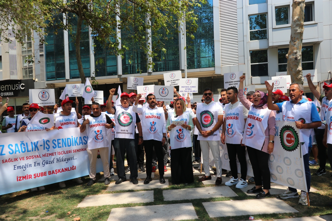 İzmir'de Öz Sağlık-İş Sendikası üyeleri eylem yaptı