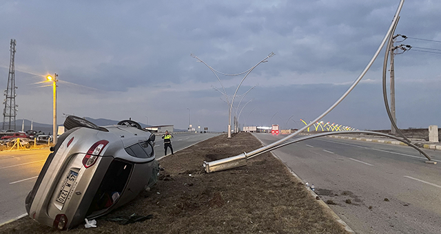 Uşak'ta direğe çarpıp devrilen otomobilin sürücüsü kazadan yara almadan kurtuldu