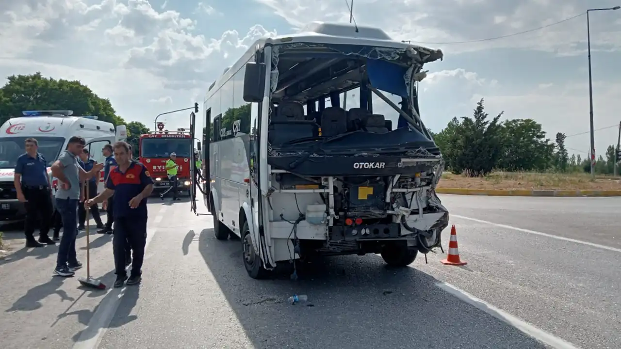 Otobüs İle Kamyon Çarpıştı: 7 Yaralı!