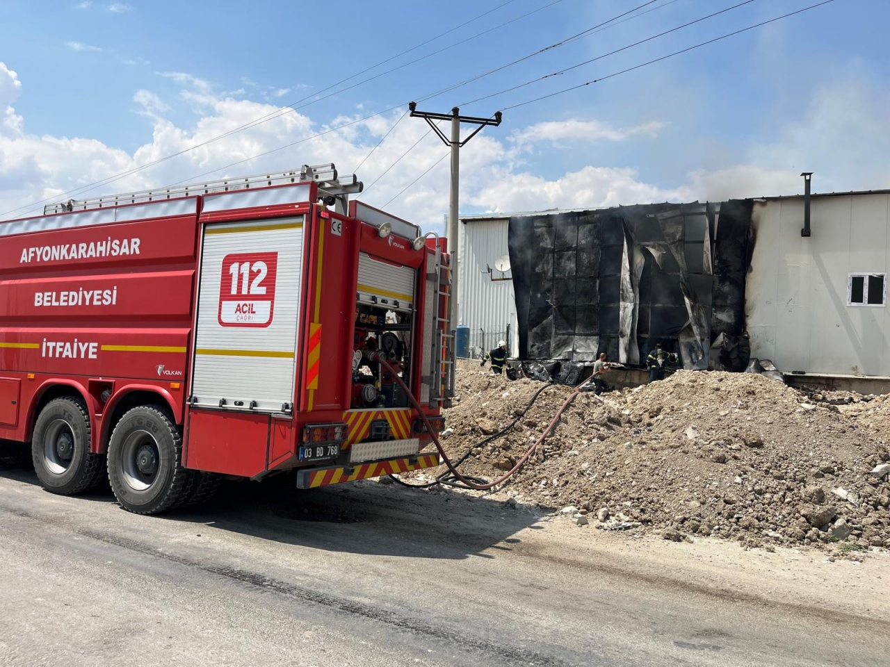 Afyonkarahisar'da dorse imalat atölyesinde çıkan yangın söndürüldü