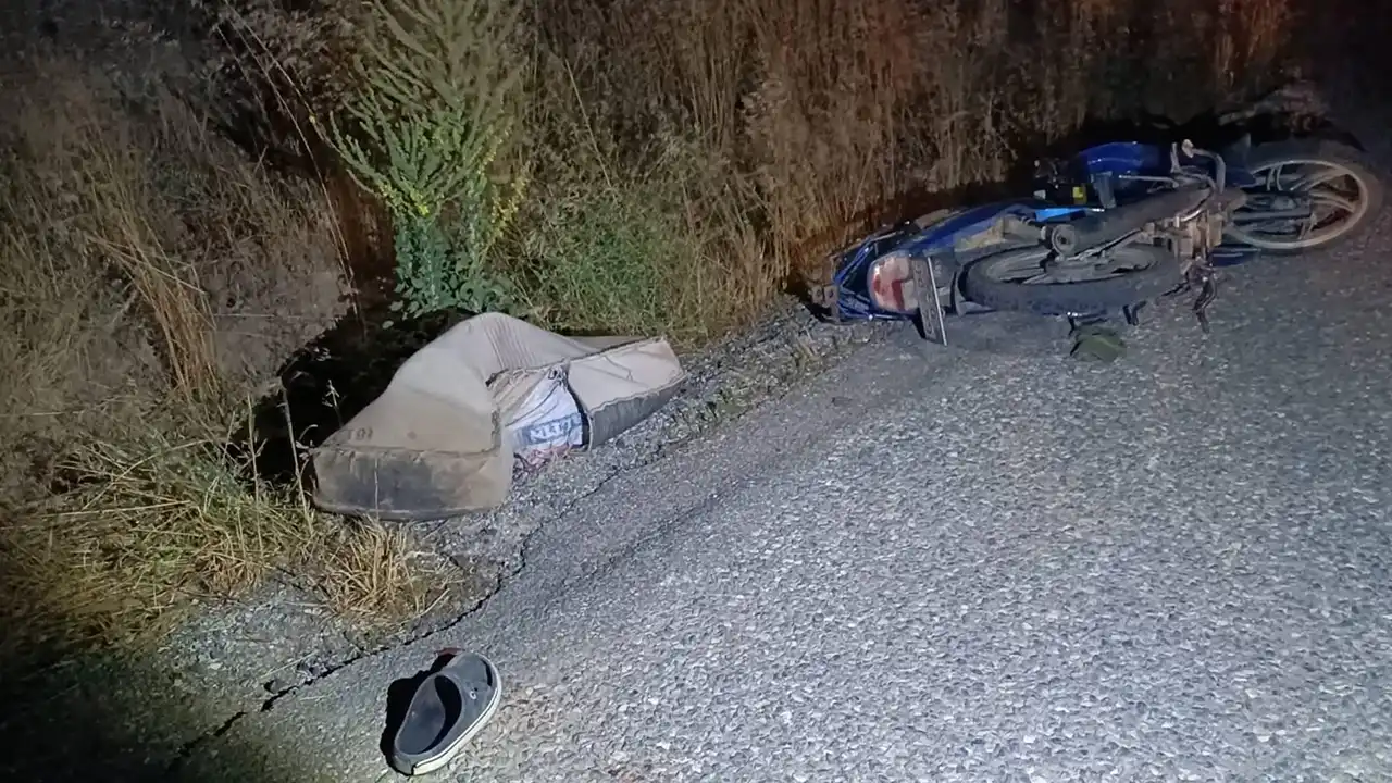 Banaz’da Motosiklet Şarampole Uçtu: Sürücü Ağır Yaralı