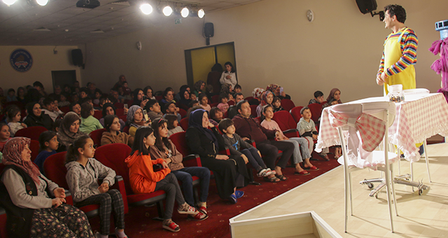 Depremzede Vatandaşlar İçin Tiyatro Etkinliği Düzenlendi