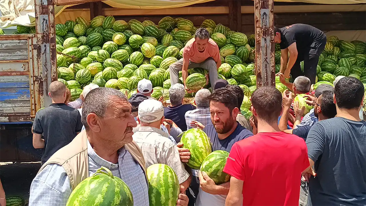 Afyonkarahisar'da hayırsever iş insanından vatandaşlara karpuz ikramı