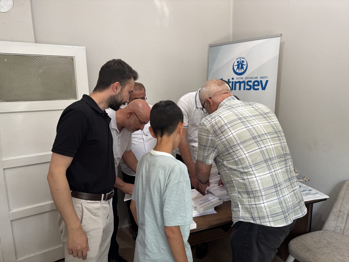 Afyonkarahisar'da YetimSev, başarılı öğrencileri ödüllendirdi