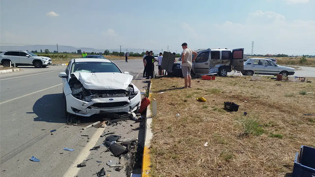 Denizli-Uşak Kara Yolunda Kaza: 5 Yaralı!