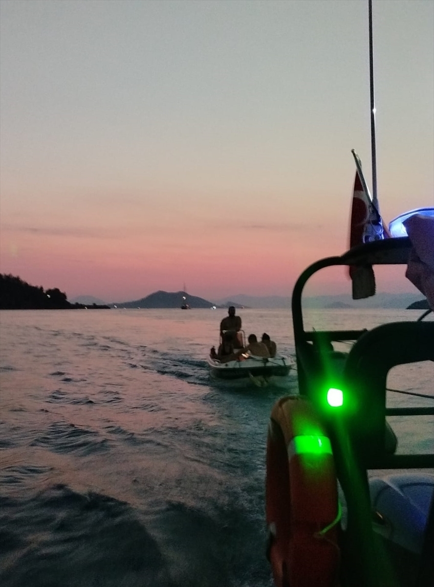 Fethiye açıklarında sürüklenen teknedeki 4 kişi kurtarıldı