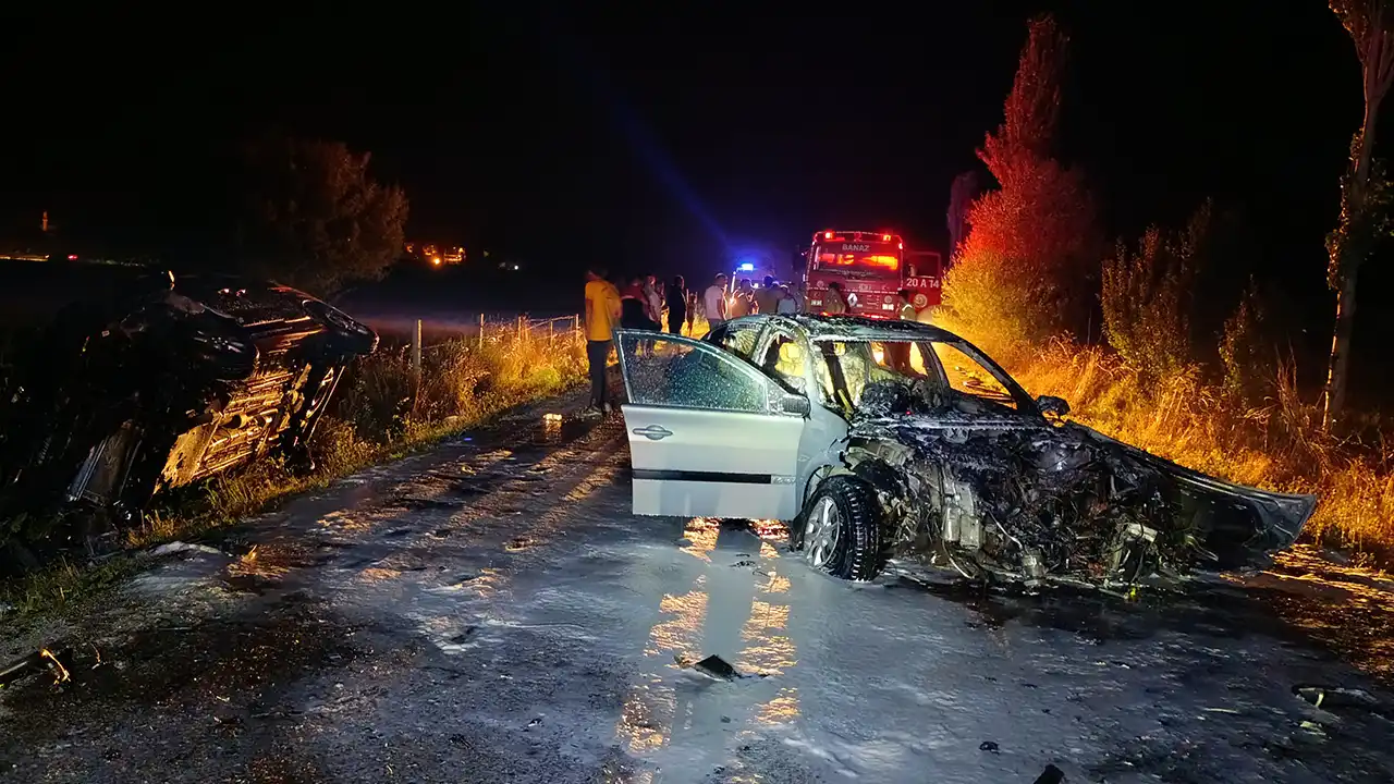 Banaz'da Kafa Kafaya Çarpışan Araç Alev Aldı!