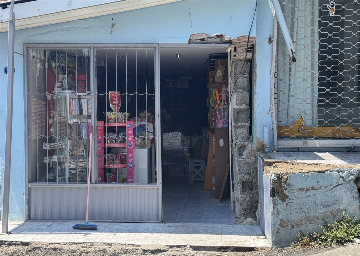 İzmir'de kontrolden çıkan otomobil iş yerine çarptı