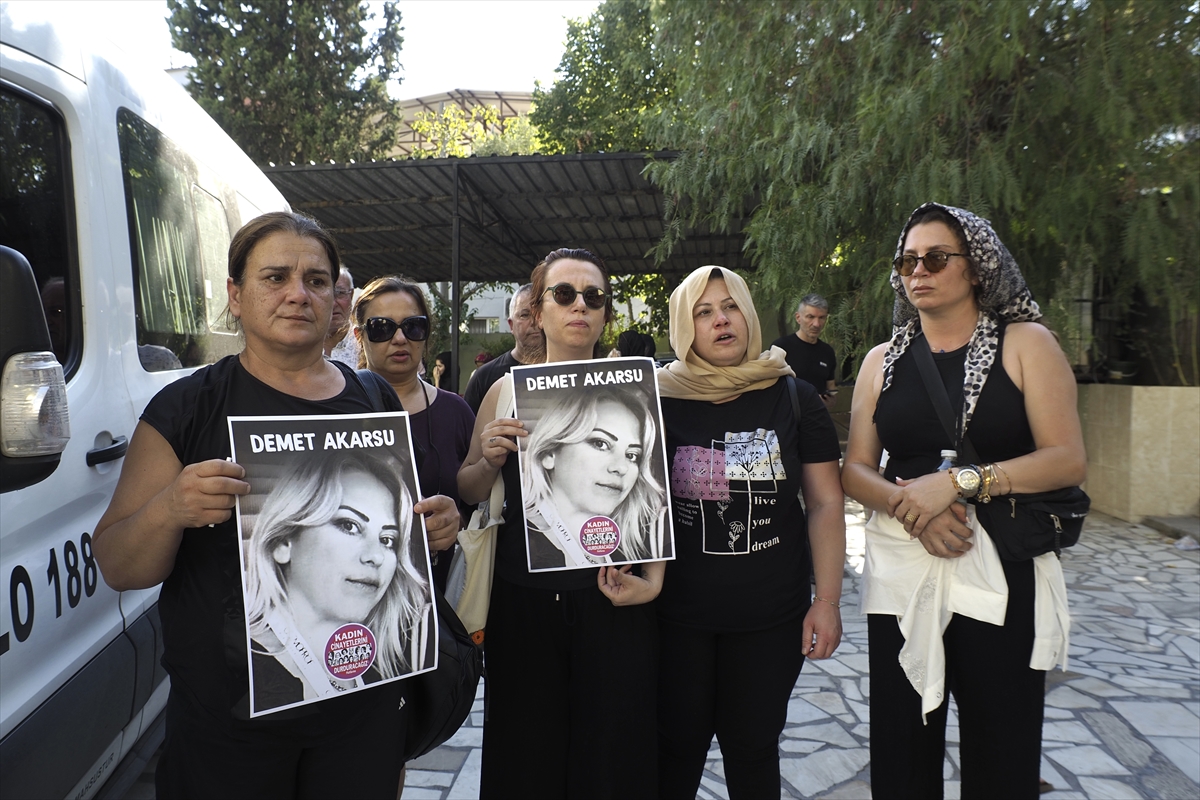 İzmir'de eski eşi tarafından bıçaklanarak öldürülen kadının cenazesi toprağa verildi