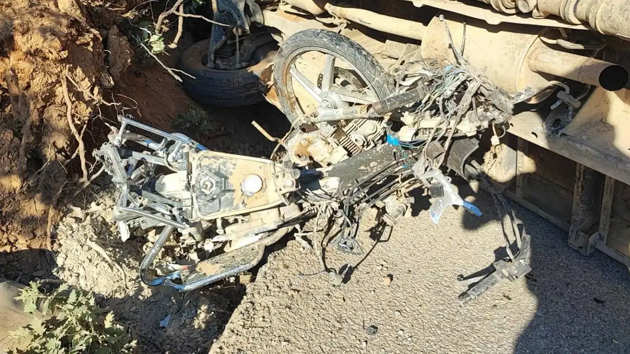 Kamyonetle Çarpışan Motosiklet Sürücüsü Kurtarılamadı