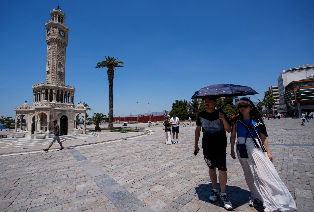 İzmir'de sıcak hava "fön" rüzgarı etkisiyle daha da bunaltıcı oldu
