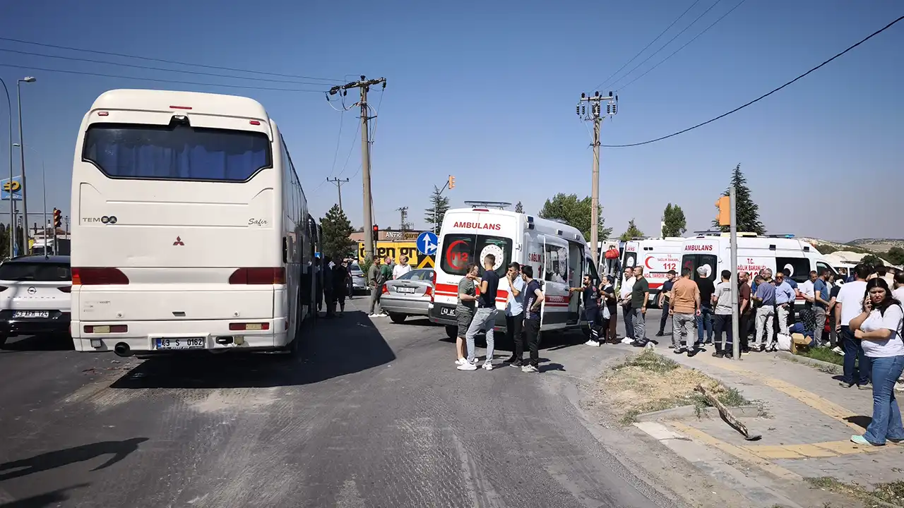 İşçi Servisi LPG Yüklü Tankere Çarptı, 35 Yaralı