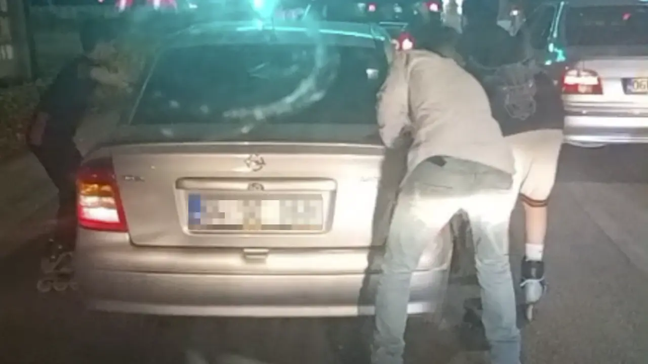 Uşak'ta tehlikeli yolculuk kamerada: 4 genç canını hiçe saydı!