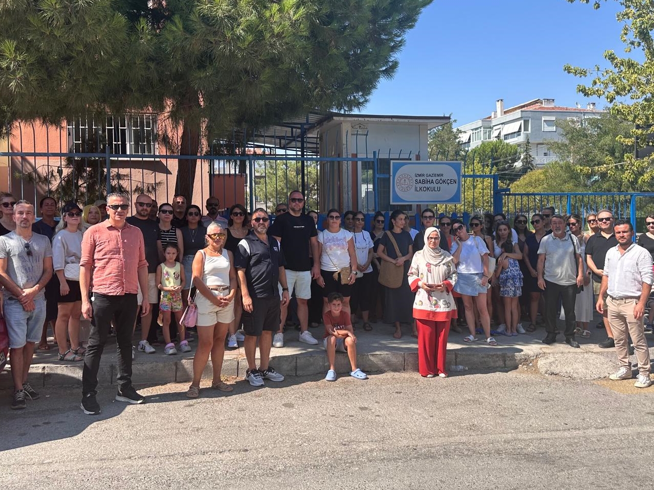 İzmir'de iki okulun birleştirilme kararına velilerden tepki