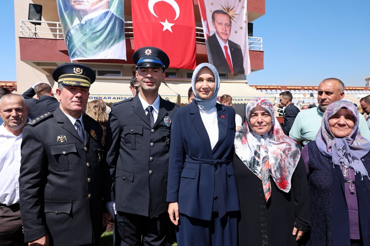 Afyonkarahisar'da eğitimlerini tamamlayan 225 polis adayı mezun oldu