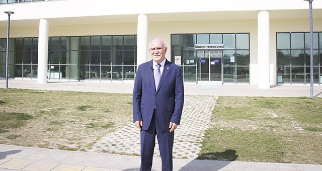 Uşak Üniversitesi Rektörü Savaş, yemekhane binasına ilişkin açıklamada bulundu